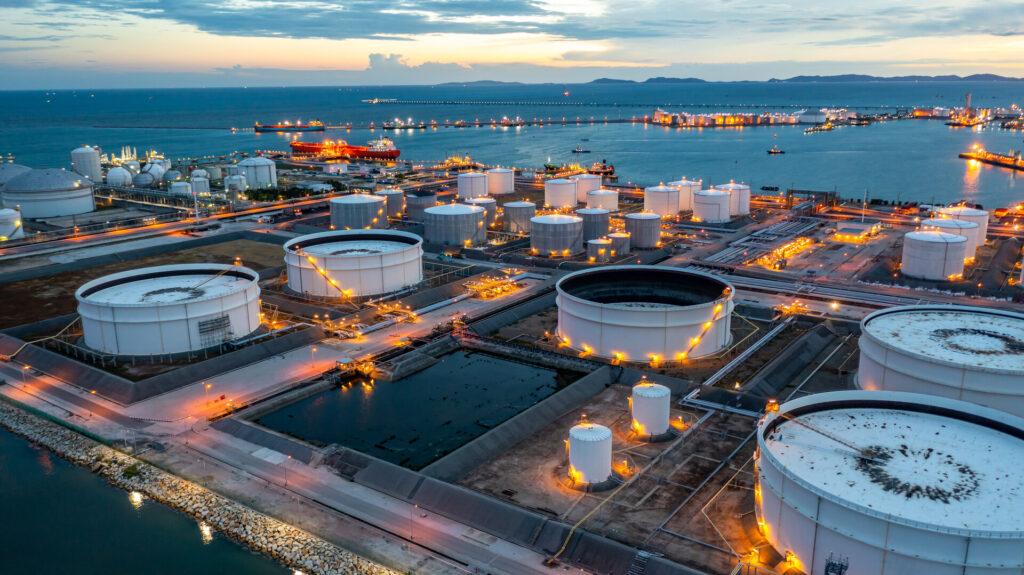 Luftbild Ölterminal Industrieanlage, Lagertanks mit Öl, Container und petrochemische Produkte für Transportlager.
