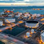 Luftbild Ölterminal Industrieanlage, Lagertanks mit Öl, Container und petrochemische Produkte für Transportlager.