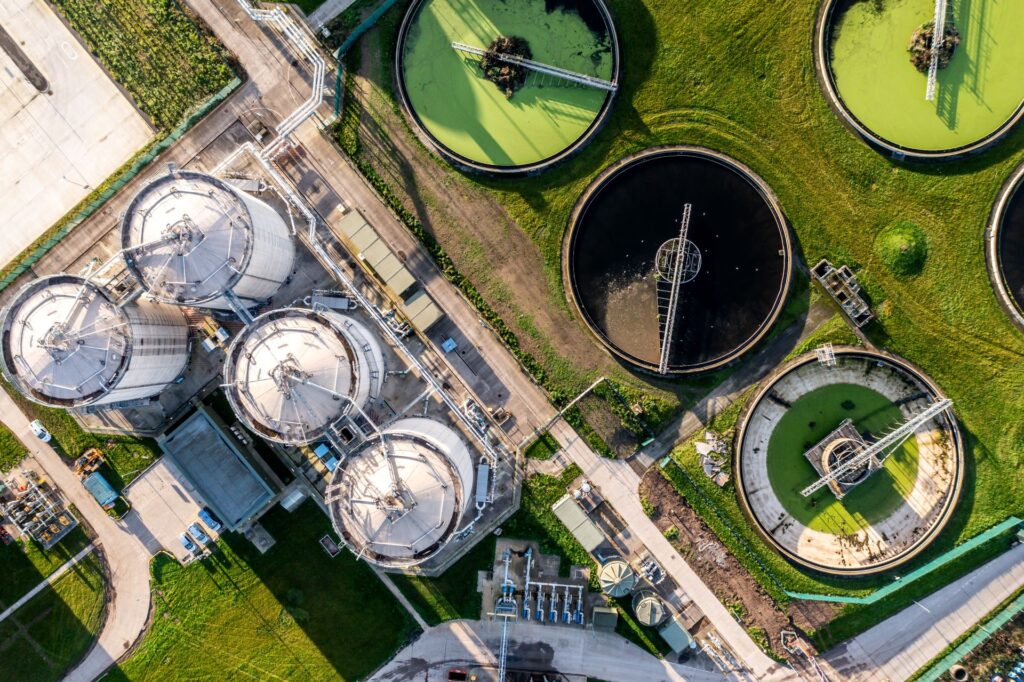 Luftaufnahme über einer Kläranlage mit Wasserspeicher