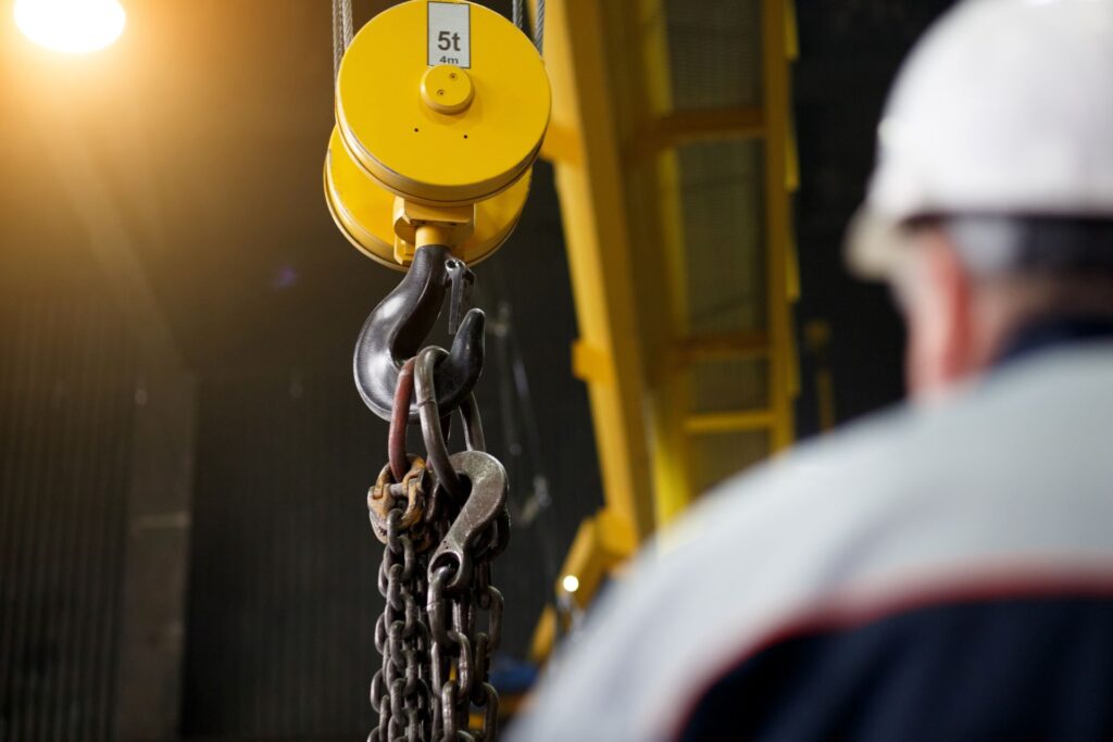 Industriehaken eines Elektrokettenzugs mit einer Tragkraft von 5 Tonnen.