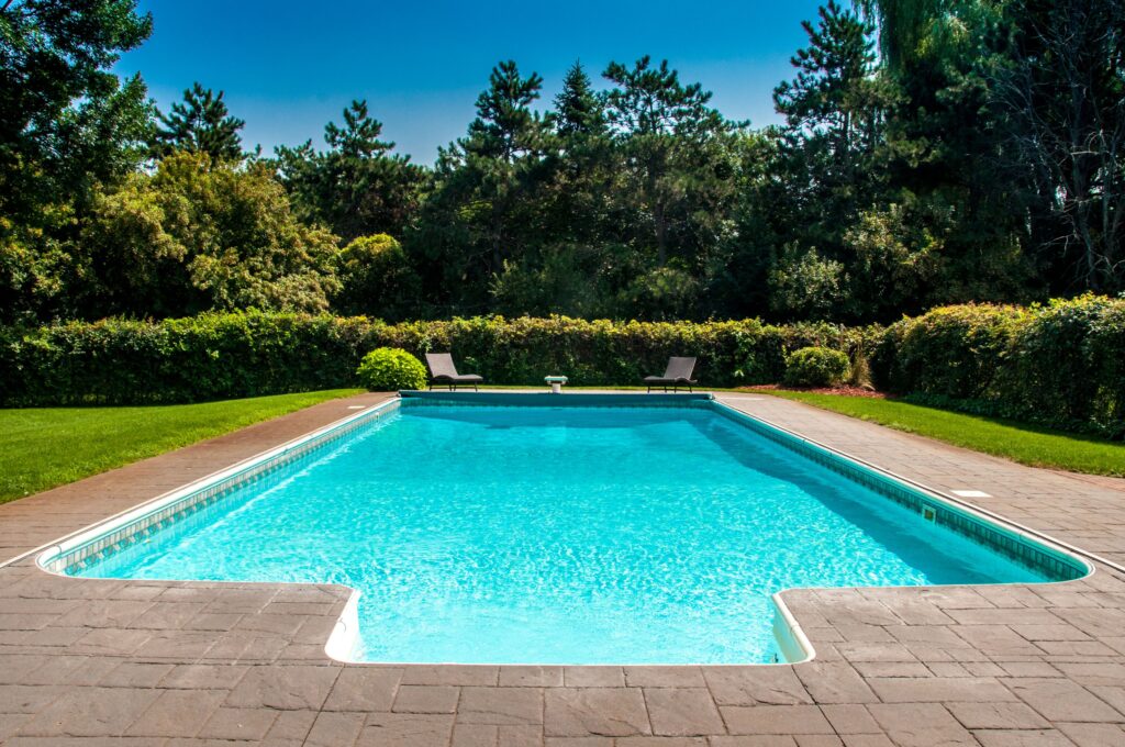 GFK Pool im Garten mit klarer Wasseroberfläche und moderner Umrandung