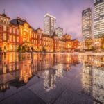 Nasse Innenstadt mit spiegelnden Fassaden nach Regen – Symbol für die Notwendigkeit von Stauraumkanälen zur Vermeidung von Überflutungen