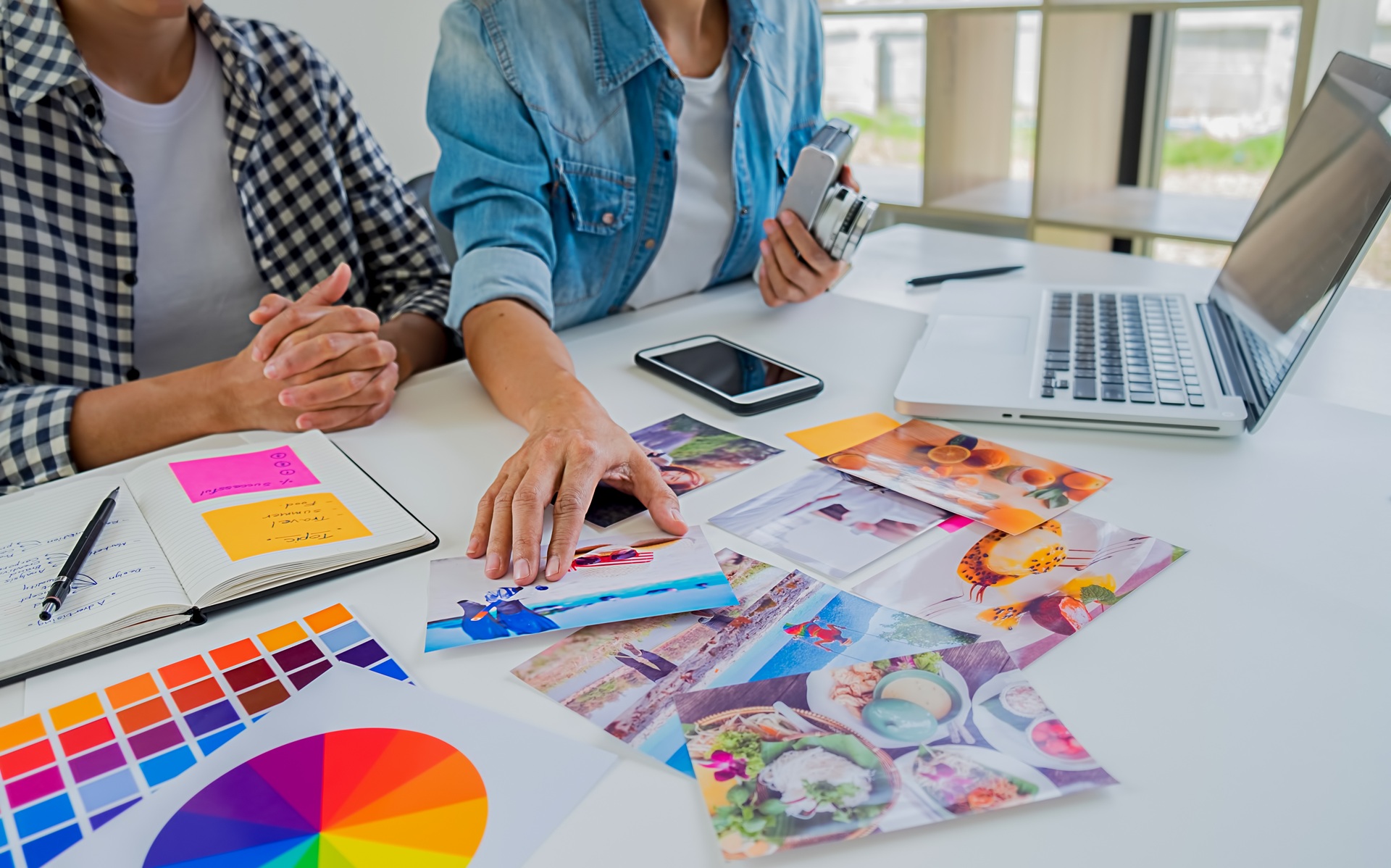 Farbpalette mit Fotos am Tisch | Arbeitskleidung bedrucken