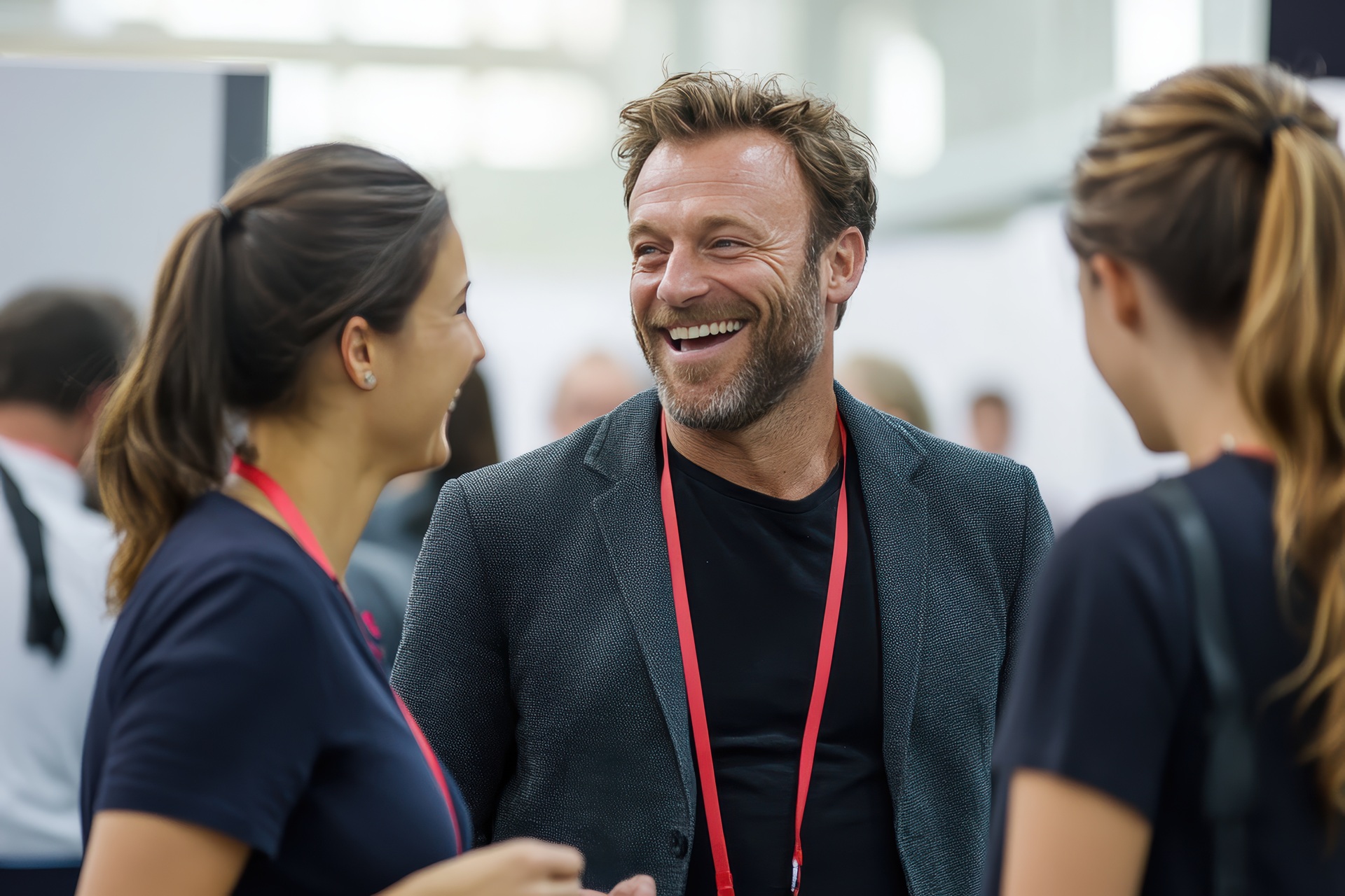 Lächelnde Menschen im Gespräch bei Event | Messestand