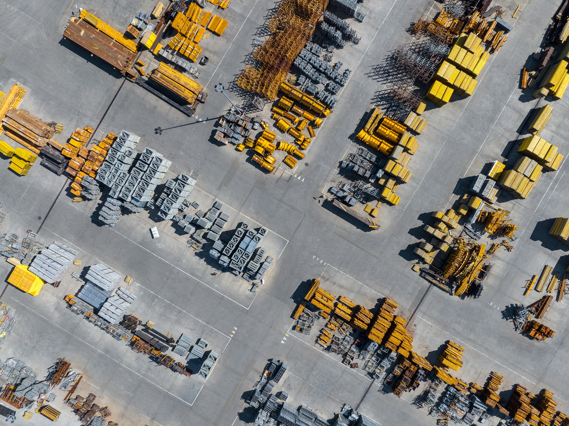 Baumaterialien und Container auf großem Lagerplatz | Heizcontainer mieten