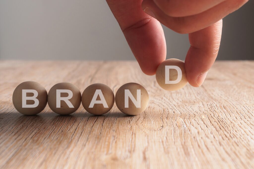 Hand stellt das Wort Brand zusammen | Arbeitskleidung bedrucken