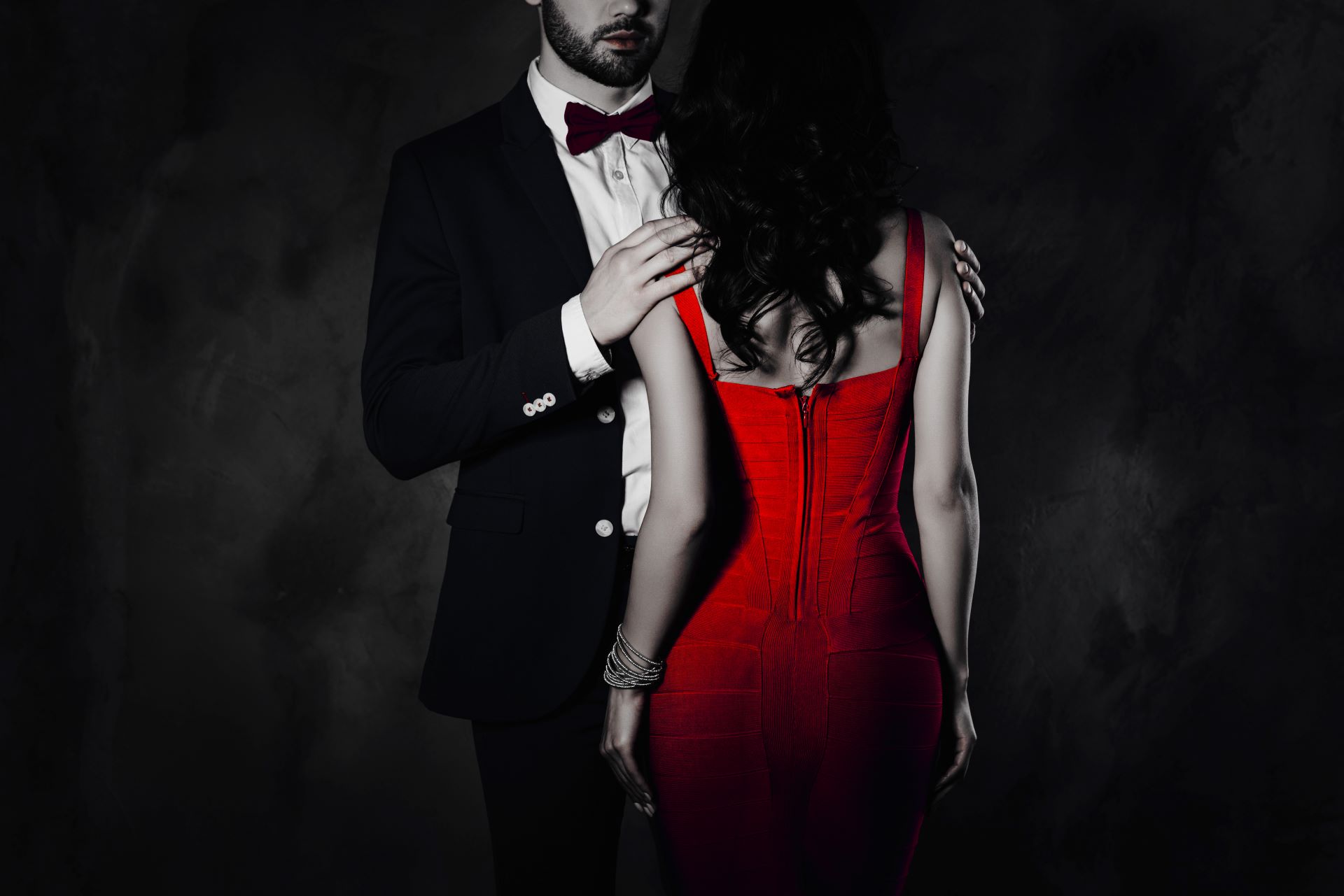 Escort Mannheim: Mann im Anzug mit Frau im roten Kleid
